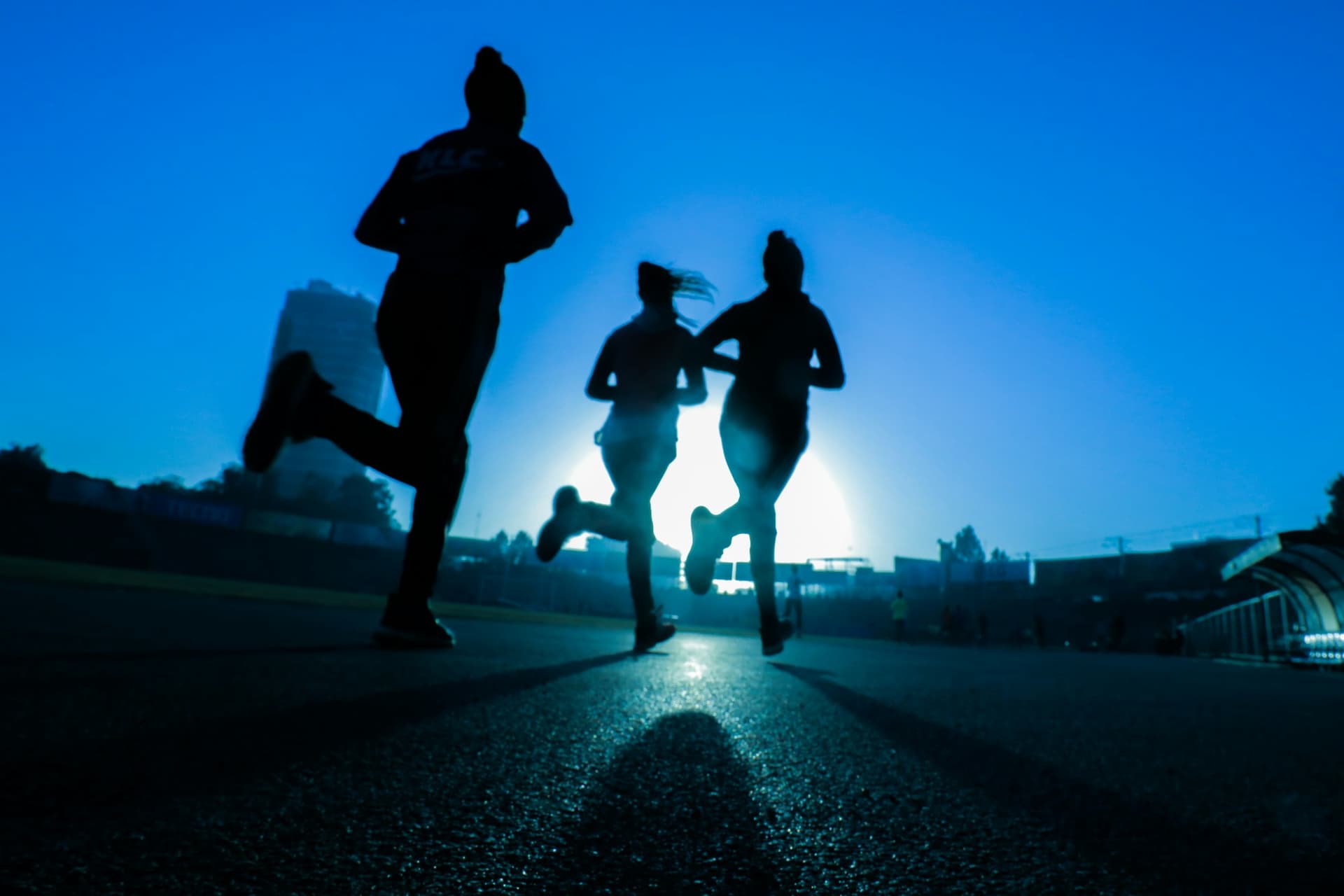 Corredores em prova de atletismo