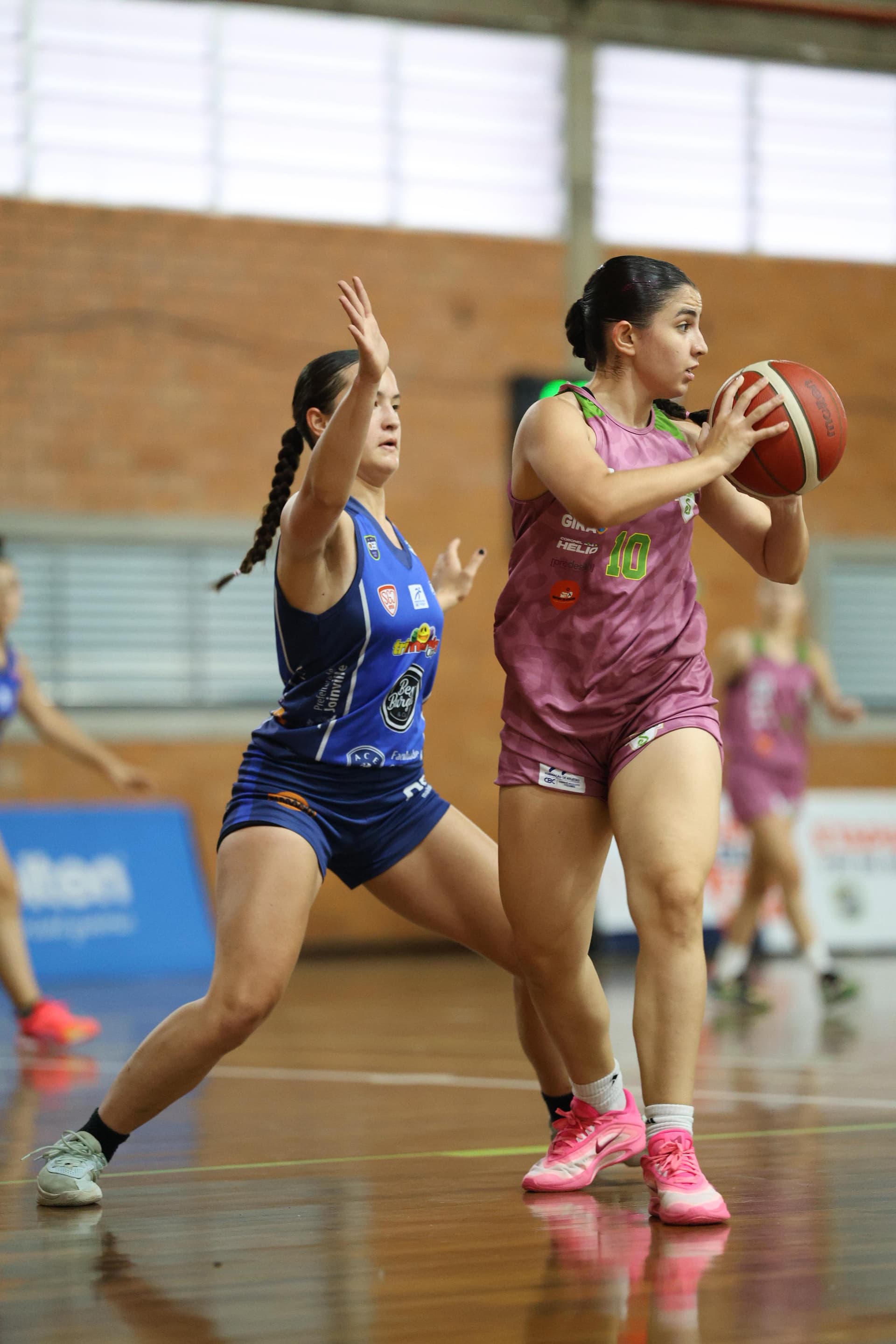 Atletas de basquete em aquecimento no clube