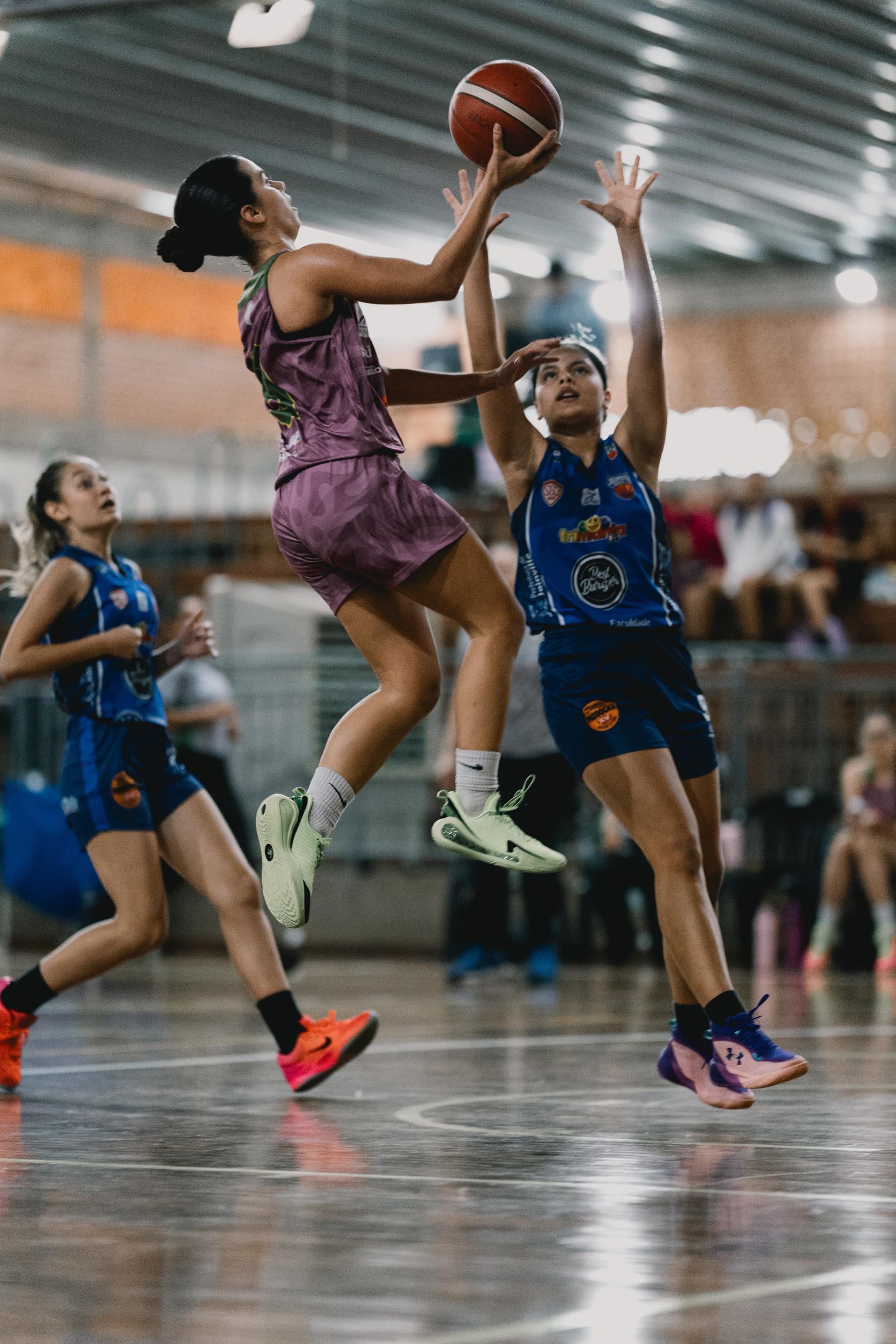 Equipe de basquete reunida no centro da quadra