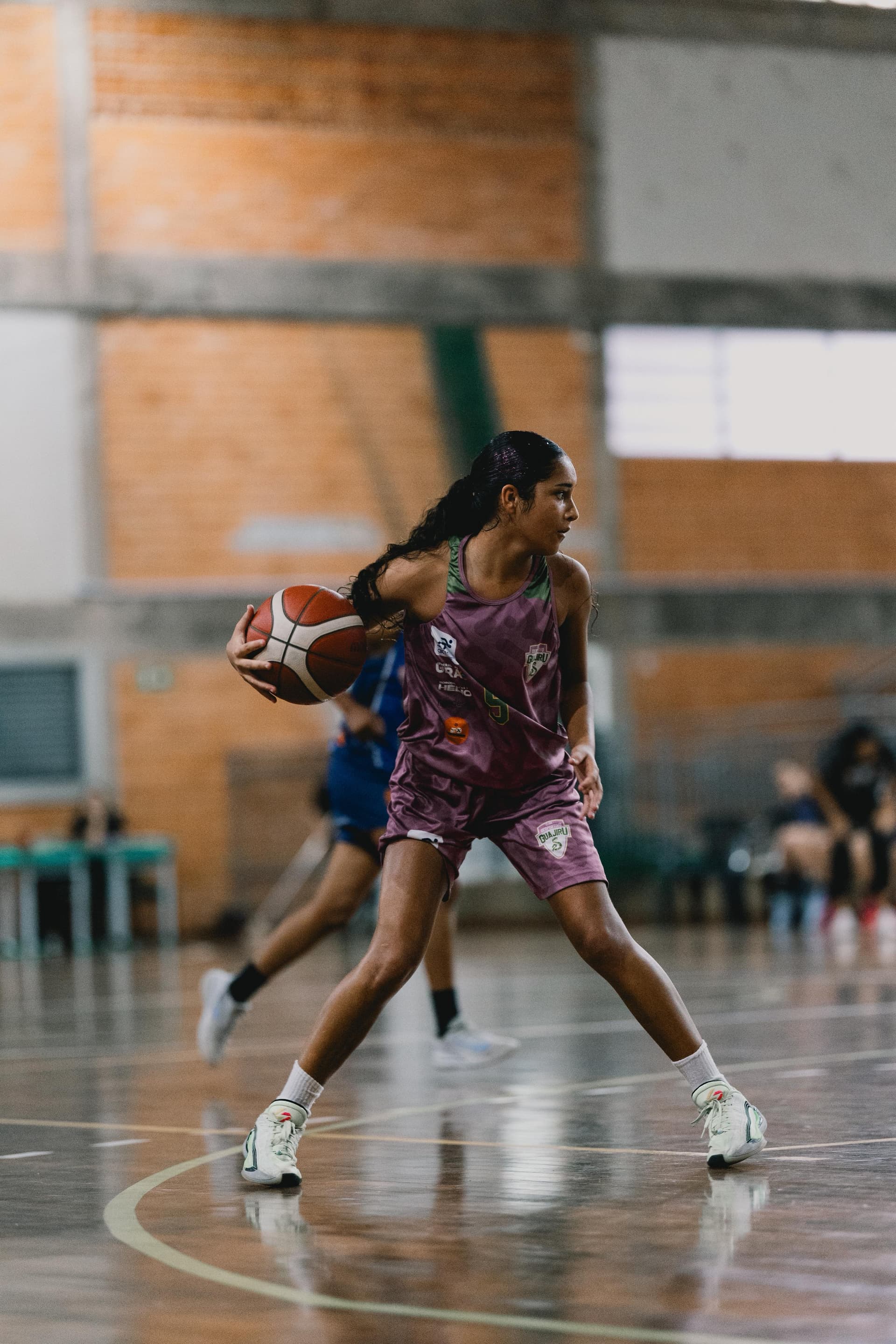 Momento de treino coletivo de basquete
