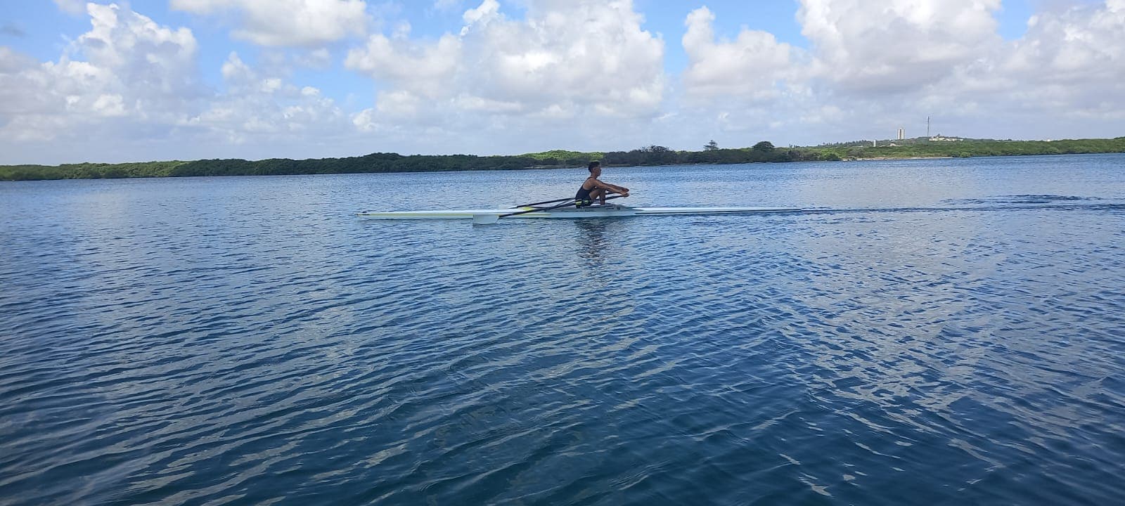 Remadores do Clube Desportivo Guajiru na lagoa de Extremoz